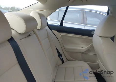 2010 Volkswagen Jetta Limited Edition/Se/Sel z USA, uszkodzony, nr VIN 3VWRX7AJ6AM054112